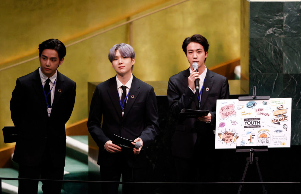 Выступление BTS на ГА ООН. На фото Ким Тэхён, Мин Юнги и Ким Сокджин
