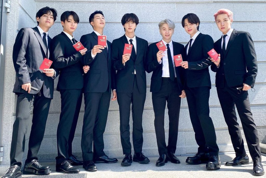 BTS с дипломатическими паспортами, врученными президентом Южной Кореи