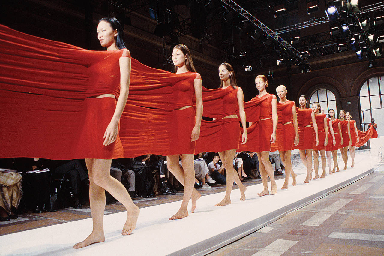 Закрытие показа Miyake Design Studio весна-лето 1999 года