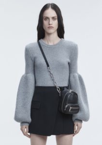 Фирменный продукт Alexander Wang — кашемировые свитера необычной формы и фасона.